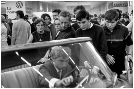 [RETRO]  Photos d'anciennes dans leur environnement - Page 37 Henri-cartier-bresson-automobile-show-paris-1966