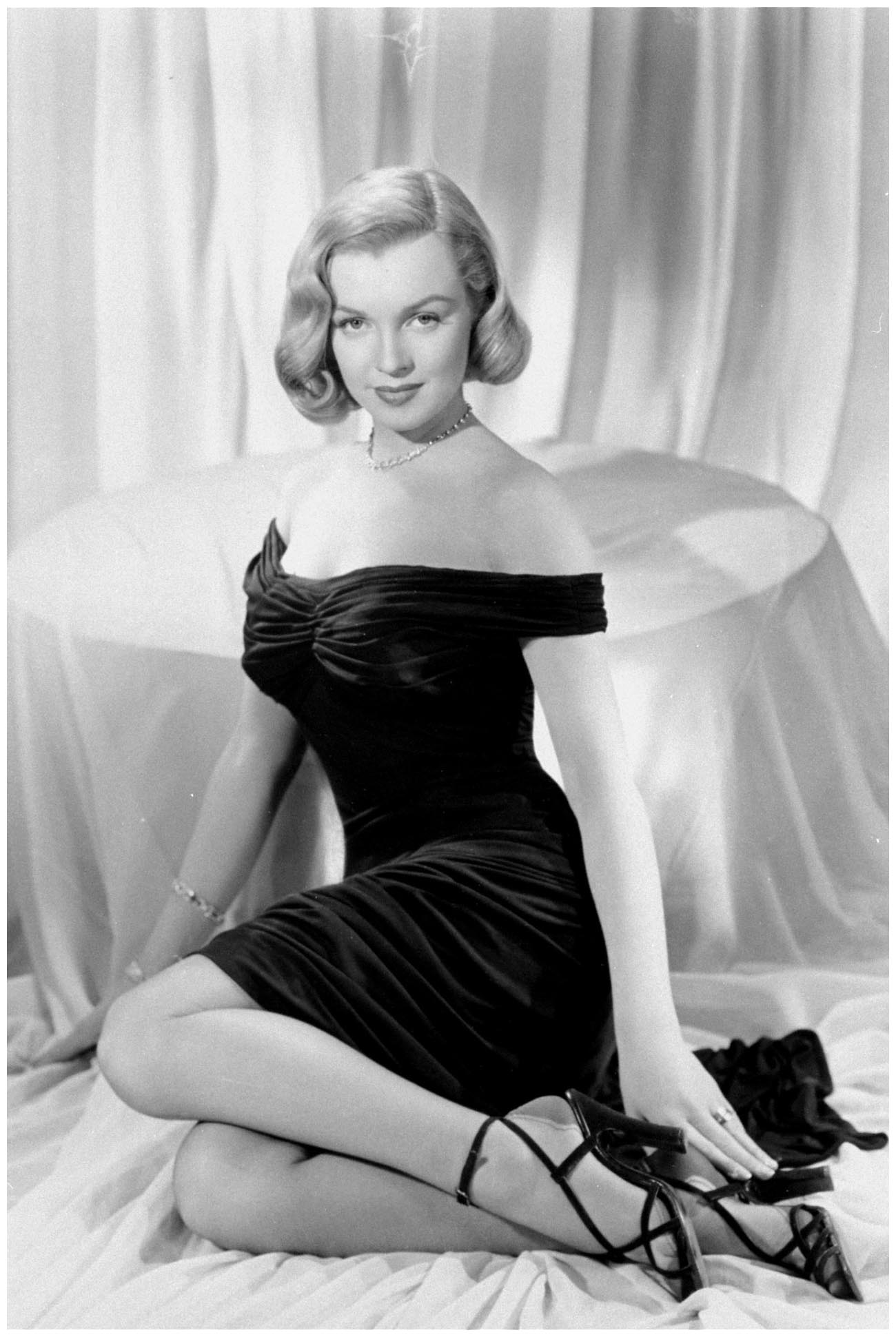 marilyn-monroe-poses-for-the-film-22the-