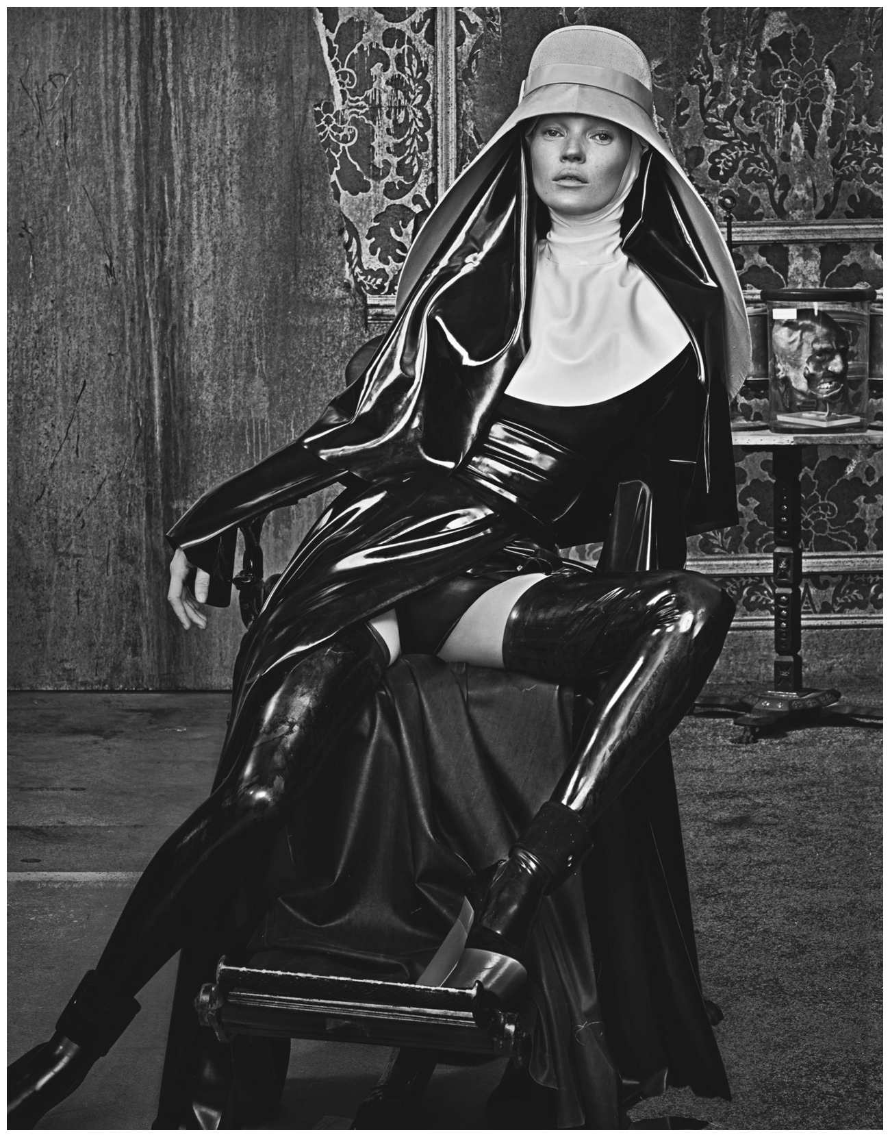 Photo : Kate Moss, habillée d'un manteau en fourrure, d'une robe Louis  Vuitton et de souliers vernis noirs Alaïa, assiste au défilé de mode homme  Louis Vuitton prêt-à-porter automne-hiver 2015-2016. Paris, le