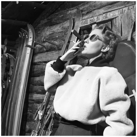 Rokende vrouw bij skihut, 1953 Photo Paul Huf